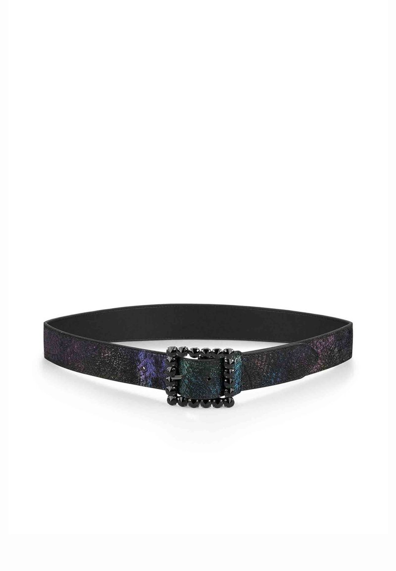 Cinturón negro con un patrón texturizado y colorido. Presenta una hebilla cuadrada adornada con tachuelas, lo que realza el interés visual del diseño.