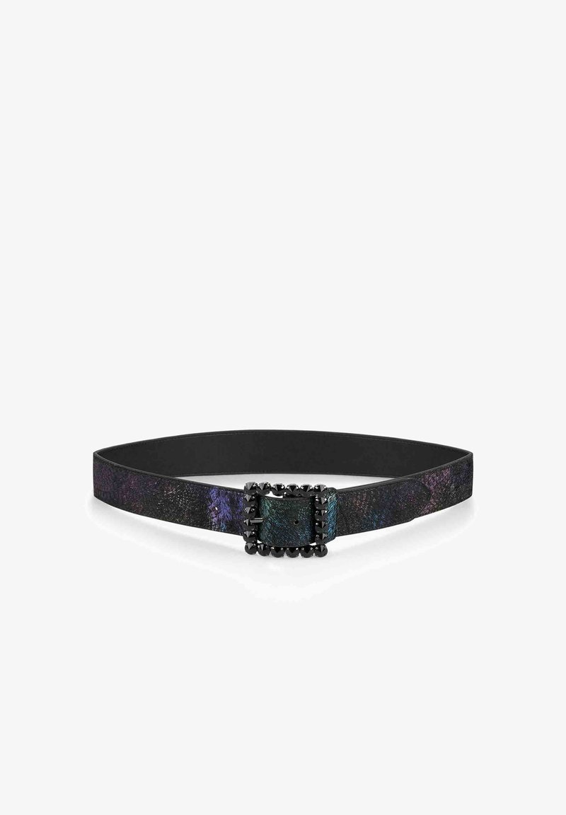 Cinturón negro con un patrón texturizado y colorido. Presenta una hebilla cuadrada adornada con tachuelas, lo que realza el interés visual del diseño.