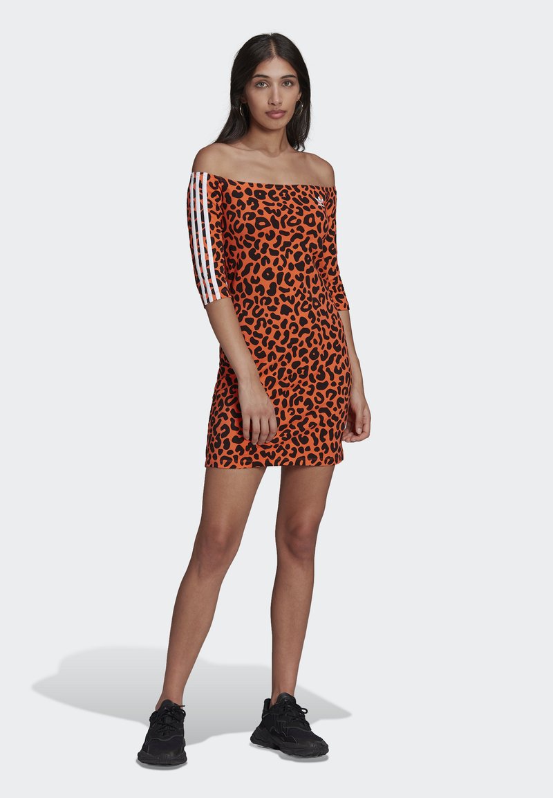 adidas Originals - RICH MNISI - Žerzejové šaty - true orange/black, Zvětšit