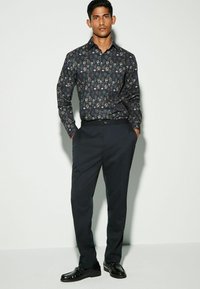 Next REGULAR FIT niebieski