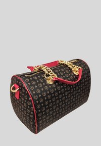 Borsa a tracolla nera con motivo, dettagli rosa, hardware in oro, forma arrotondata e chiusura con zip. Presenta loghi decorativi su tutta la superficie.