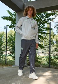 Puma AC MILAN  STATEMENT TRACK JACKET - Klub merchandise - flat light gray/grape mist