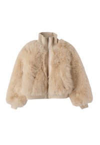 Giacca bomber in pelliccia sintetica beige con colletto alto, chiusura con zip e maniche voluminose; texture morbida e design corto.