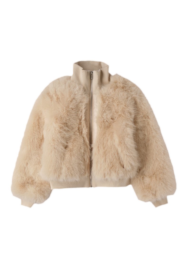 Giacca bomber in pelliccia sintetica beige con colletto alto, chiusura con zip e maniche voluminose; texture morbida e design corto.
