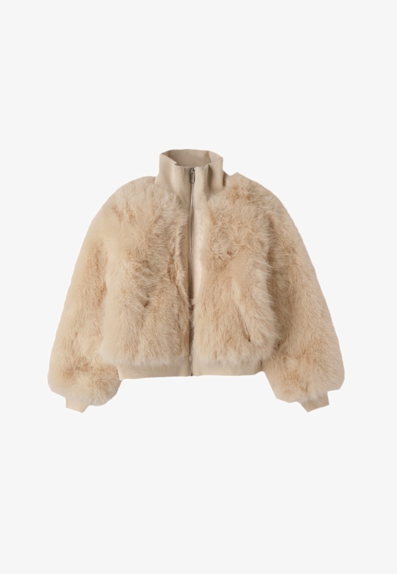 Giacca bomber in pelliccia sintetica beige con colletto alto, chiusura con zip e maniche voluminose; texture morbida e design corto.