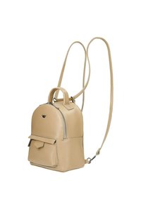 Zaino in pelle beige con design arrotondato, tasca frontale e spallacci regolabili. Presenta una cerniera metallica e un accento con logo sulla parte anteriore.