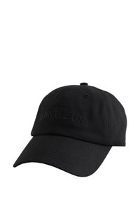 Črna bejzbolska kapa z vdelanim našitkom. Na sprednji strani nosi embosirano besedo "BONHEUR" in ima ukrivljen vizir. Narejena je iz blaga.