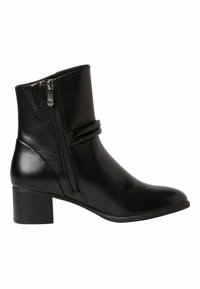 Bottine en cuir noir avec fermeture éclair latérale, petit talon bloc et détail de sangle décorative au-dessus de la fermeture éclair.