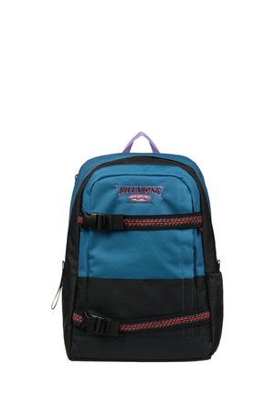 Zaino blu e nero con chiusura a cerniera, dotato di spallacci regolabili, due fibbie frontali e una maniglia superiore viola. Logo Billabong mostrato.