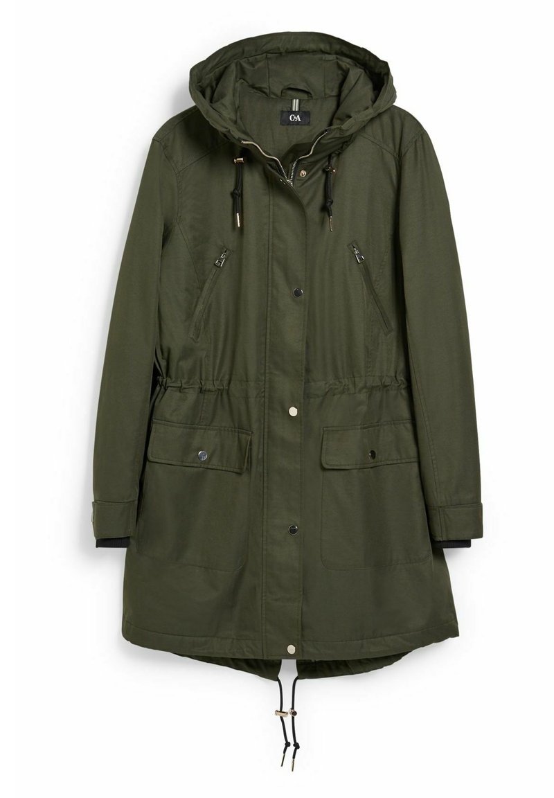 Parka verde oliva con cappuccio, vita con cordoncino, due grandi tasche frontali e due tasche sul petto con zip. Realizzata in un tessuto liscio.