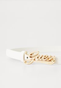 Ceinture en cuir blanc avec une boucle en métal doré portant le logo "Guess", avec un design élégant et une texture lisse.