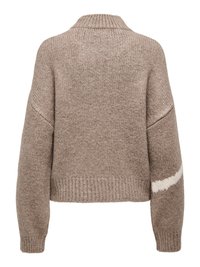 Pull beige en grosse maille avec épaules tombantes, col, poignets et ourlet côtelés, et une bande diagonale blanche sur la manche droite.