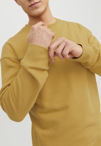 Jack & Jones JJESTAR CREW NECK - Sweater - honey gold