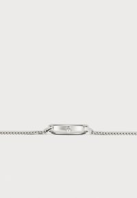 Orologio da polso argentato con cassa rettangolare, design minimale, bracciale a maglia testurizzata e una piccola gemma sulla corona.