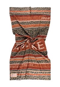 Prodotto tessile caratterizzato da tonalità terrose di arancione, marrone e verde con motivi geometrici e animali. Il tessuto è morbido e ha una caduta leggera.