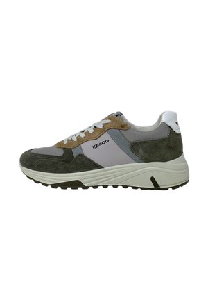 Scarpa sportiva grigia e verde con un mix di materiali in suede e mesh. Presenta dettagli bianchi, suola in gomma e design con lacci.