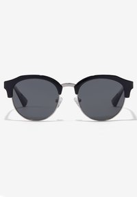 Ochelari de soare rotunzi negri cu lentile întunecate, cadru din metal și accente distinctive negre în partea de sus. Vârfuri transparente pentru confort.