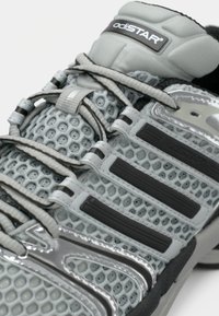 adidas Originals ADISTAR CONTROL - Treniņu apavi - grey two/core black/silver-coloured metallic