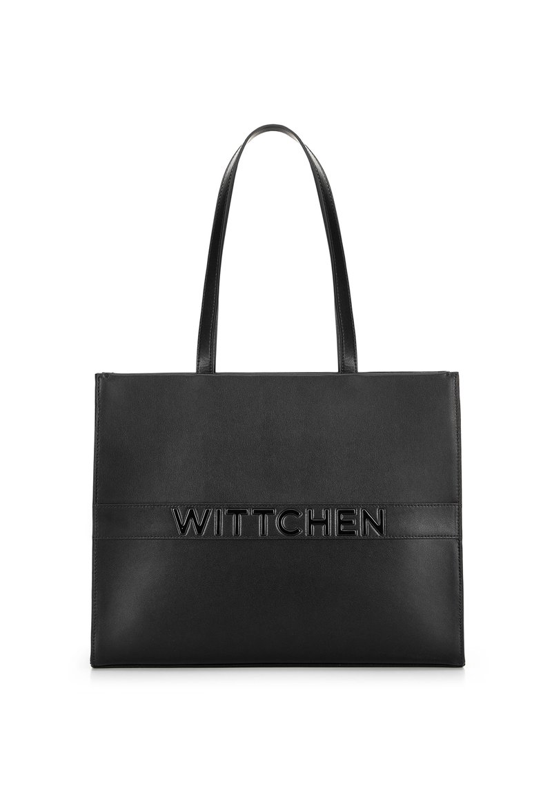 Borsa tote in pelle nera con logo "WITTCHEN" in rilievo, forma rettangolare piatta, doppio manico, texture liscia, design minimalista e senza hardware visibile.