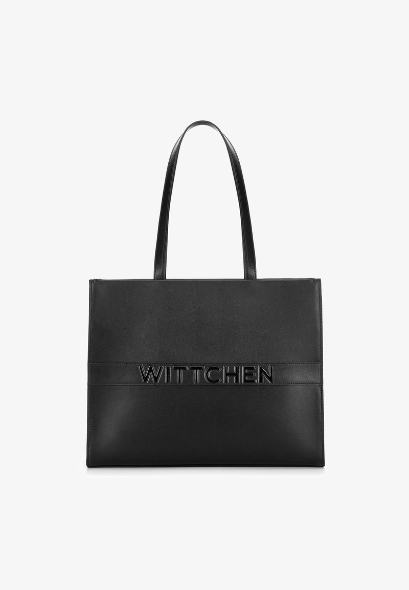 Zwarte leren tote bag met het gegoten "WITTCHEN" logo, vlakke rechthoekige vorm, dubbele handvatten, gladde textuur, minimalistisch ontwerp en geen zichtbare hardware.