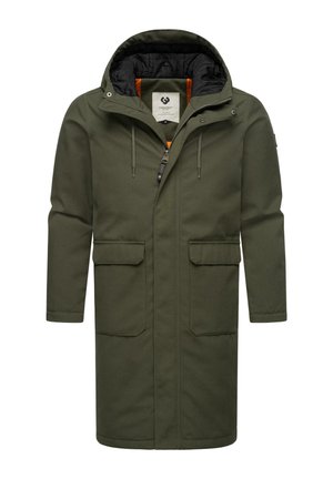 Parka de color verde oliva con cierre de cremallera y botones a presión, grandes bolsillos frontales y capucha ajustable. El interior cuenta con un forro negro.