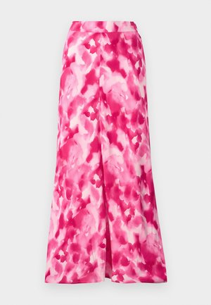 Roza suknja s uzorkom koja se ističe fluidnim, širokim krojem i glatkim, laganim materijalom. Uzorak uključuje varijacije svijetlo i tamno ružičaste boje.