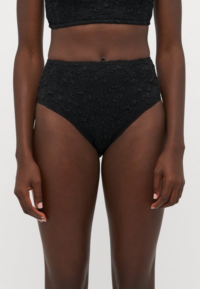 Zwarte lingerie met hoge taille en een textuur van bloempatronen. Gemaakt van zacht materiaal, met een elastische tailleband voor comfort en een goede pasvorm.