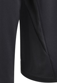 Zwarte sporttop van een gladde stof met een geperforeerd mesh-paneel. Inclusief schuine naden en een ronde zoom. Functioneel ontworpen voor prestaties.