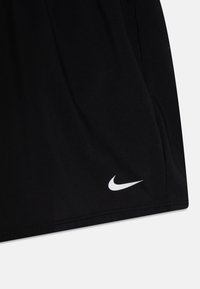 Shorts de sport noirs en tissu léger, avec un logo Nike blanc en bas à gauche et une texture lisse.