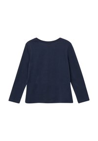 Námořnická modrá dlouhá rukávová košile s kulatým výstřihem a hladkým zadním dílem, vystavená na bílém pozadí.