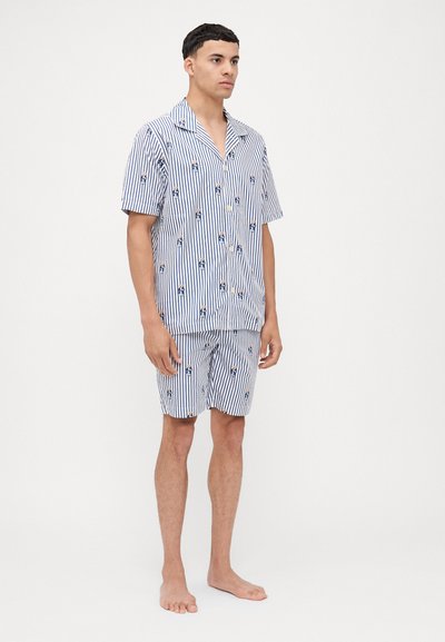Ensemble de pyjama à rayures bleu et blanc, comprenant une chemise à boutons à manches courtes et un short assorti, décoré de petits motifs.