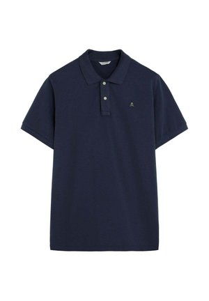 Polo de manga corta azul marino con dos botones y un pequeño logo de calavera y tibias cruzadas en el pecho izquierdo.