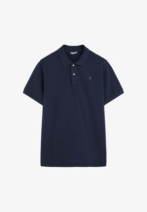 Polo de manga corta azul marino con dos botones y un pequeño logo de calavera y tibias cruzadas en el pecho izquierdo.