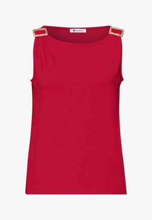 Rød ærmeløs top med firkantet udskæring og dekorative rektangulære spænder på skulderstropper.