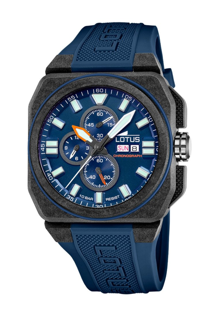 Blå kronografklocka med en texturerad, fyrkantig svart kammare, fluorescerande markörer och ett blått gummiband; funktioner inkluderar datavisning och flera subskivor.