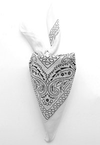 Bandana en coton blanc avec motif paisley noir, noué en haut, présentant des designs complexes et des motifs symétriques.