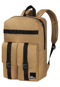 Beige Rucksack mit schwarzen Trägern und Schnallen, mit rechteckiger Form, Reißverschlussfächern und einem Logoschild an der Seite.
