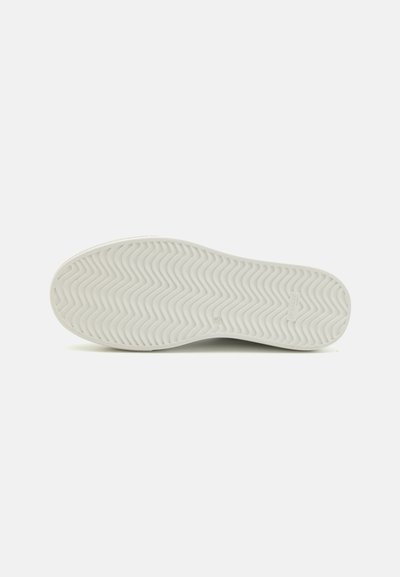 Suola di scarpa in gomma bianca con un motivo di trazione ondulato. Punta arrotondata e tacco leggermente rialzato. Design pulito senza segni o accentuazioni visibili.