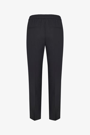 Crne, rastezljive hlače s elastičnim pojasom. Imaju dva stražnja džepa i dizajn nogavica koji se sužava. Glatka tkanina bez dodatnih uzoraka.