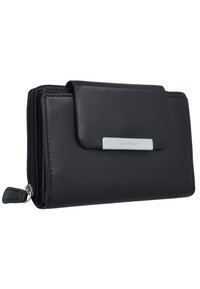 Portafoglio in pelle nera con pattina piegata, rifiniture in metallo argentato, chiusura con zip e lavorazione textured. Forma compatta e rettangolare.
