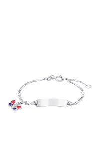 Pulsera de plata con una placa de identificación curva, que presenta un charm de mariposa con acentos en rojo y púrpura. Diseño de eslabones, ajustable con un cierre.