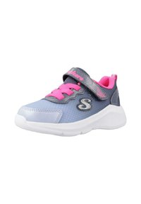 Zapatilla deportiva en azul y gris con parte superior de malla transpirable, cordones rosas y cinta de velcro. Presenta una suela blanca ligera y detalle del logotipo.