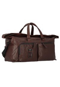 Sac de voyage en cuir marron avec deux poignées, une sangle d'épaule réglable, un compartiment principal zippé et deux poches avant zippées.