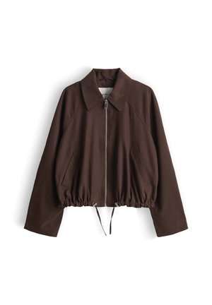 Giacca marrone scuro con cerniera, colletto, maniche lunghe, tasche laterali e orlo con coulisse regolabile su sfondo bianco.