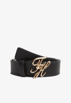 Zwarte leren riem met een monogramgesp in goudkleur, een plat ontwerp, gestikte randen en een gladde textuur.