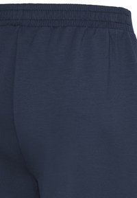Pantalon à taille élastique bleu marine avec tissu doux et légers fronces sous la taille pour un ajustement confortable.
