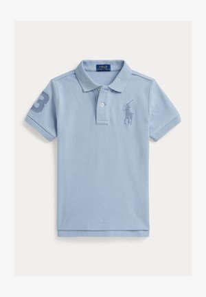 Hele sinine polo-särk, mis on valmistatud tekstureeritud puuvillast, omab kraega, kolmekohalist nööbiplakki ning rinnal ja varrukal tikitud logot.