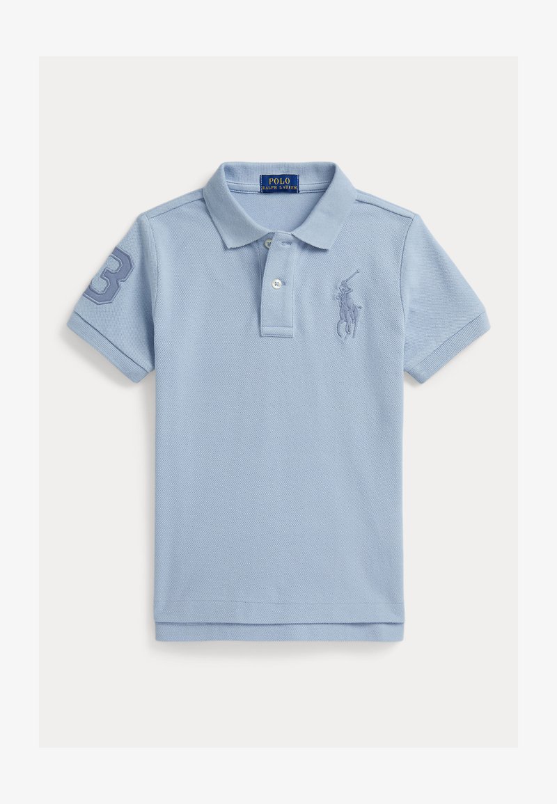 Polo de color azul claro hecho de algodón texturizado, con cuello, tapeta de tres botones y un logo bordado en el pecho y la manga.