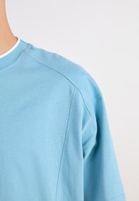 Nike Sportswear AIR - T-shirt estampada - denim turq/black