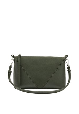 Torebka oliwkowa wykonana z miękkiego materiału, z geometrycznym wzorem, zapięciem na zamek oraz regulowanym paskiem ze srebrnymi okuciami.